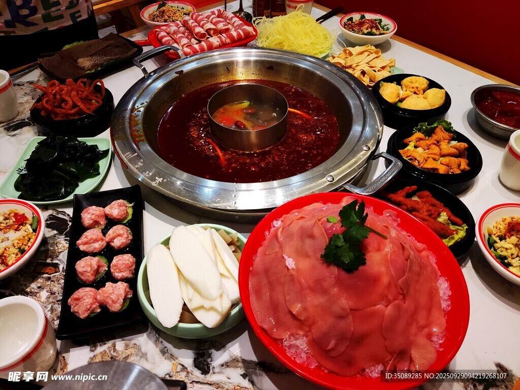 丰盛火锅美食盛宴