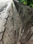 道路旁破损的木质护栏