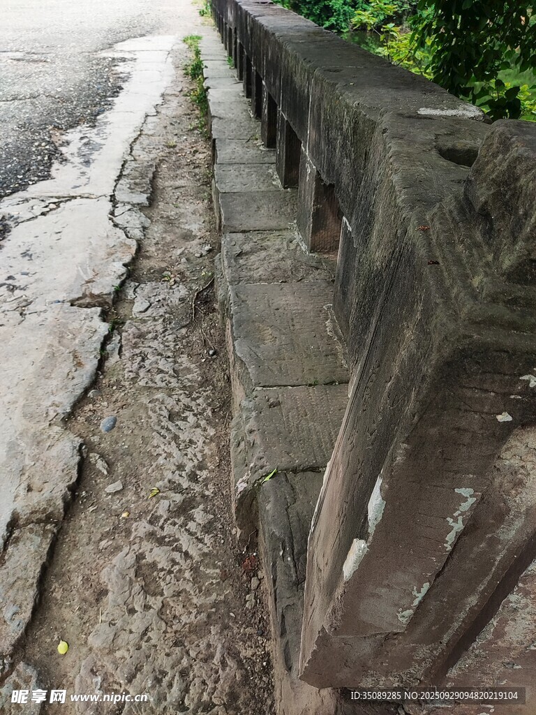 道路旁破损的木质护栏