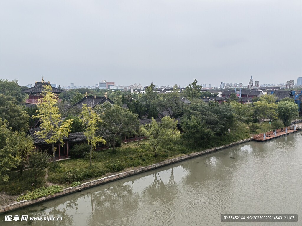 河畔建筑