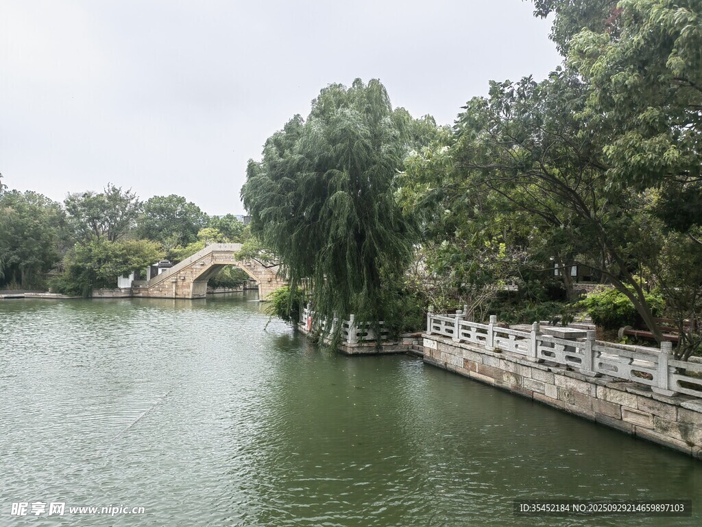 河畔石拱桥