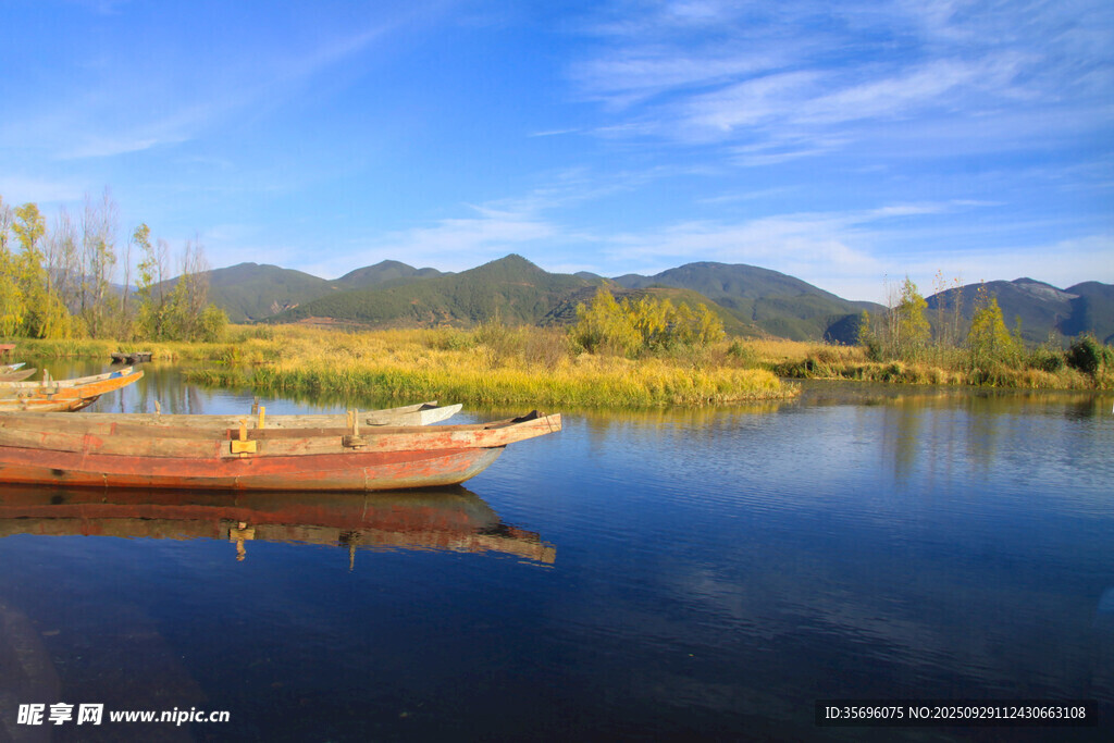 宁静湖畔小船与远山美景