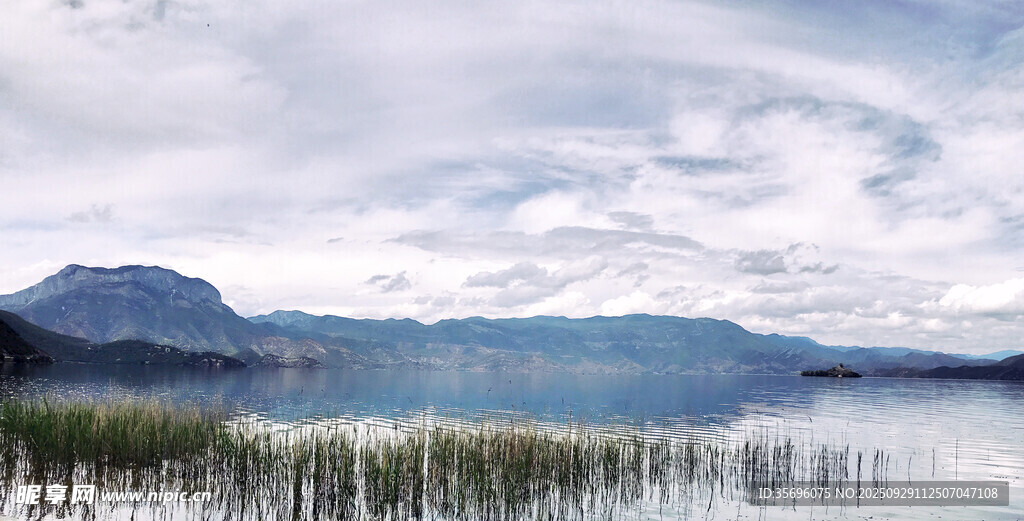 宁静湖景与远山相映