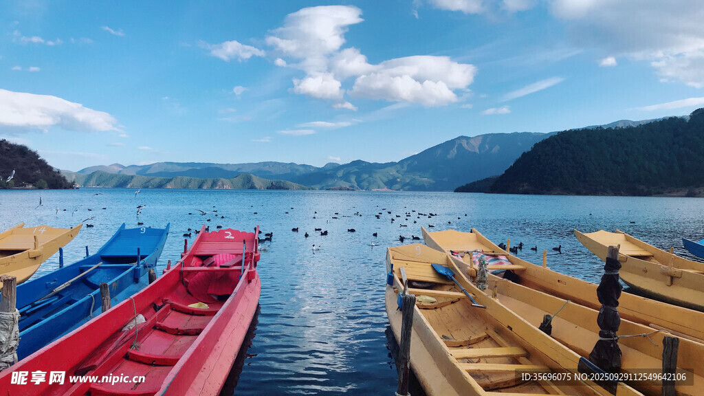 湖畔多彩船只静泊美景
