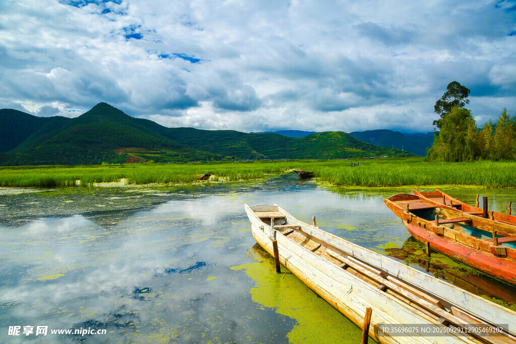 湖畔旧船与山水美景