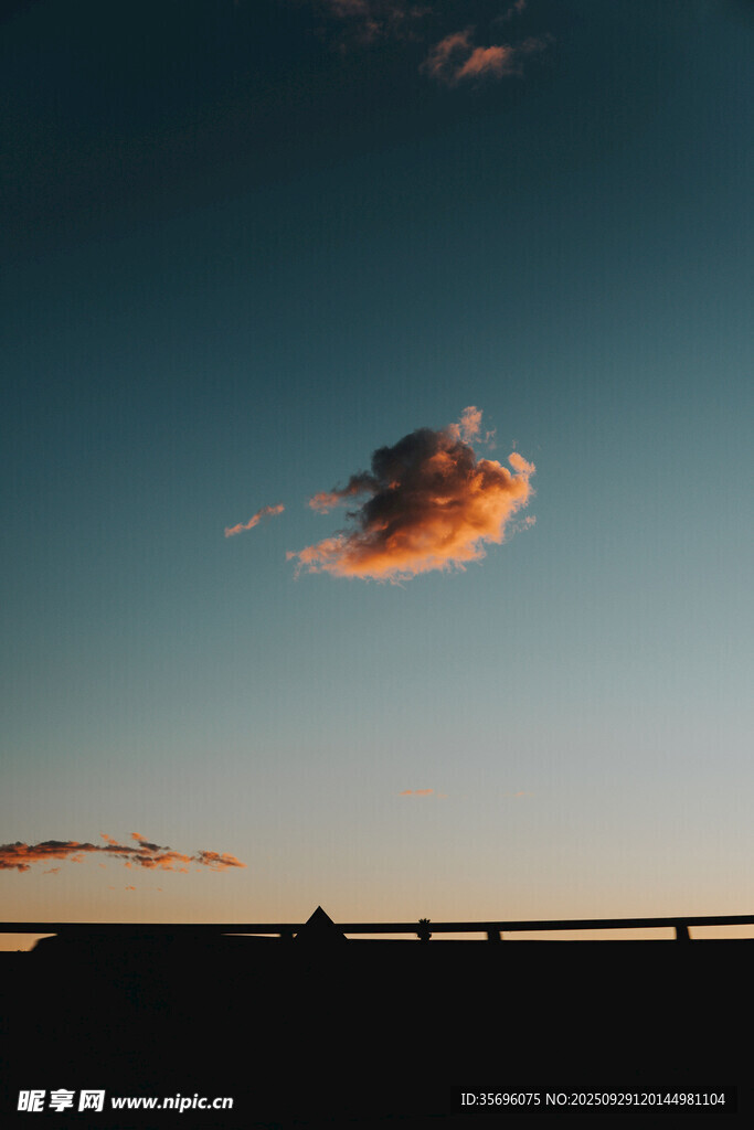 夕阳下的孤云