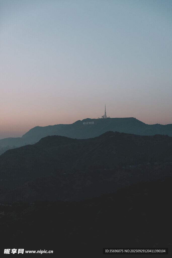 黄昏下的连绵山峦