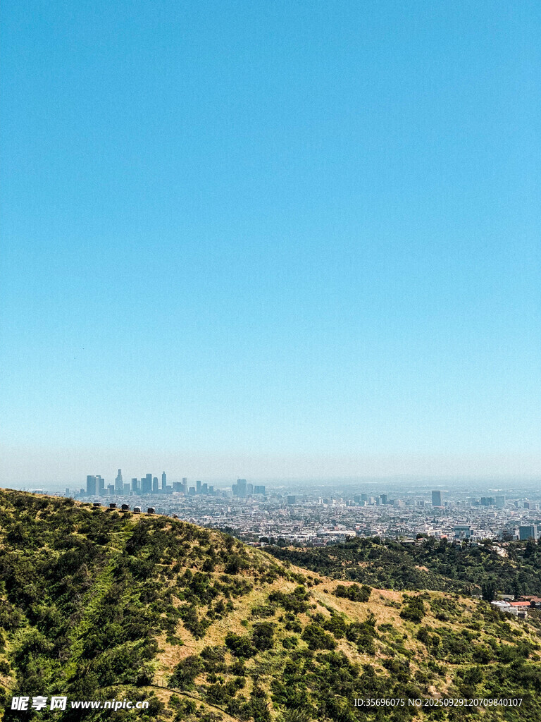 俯瞰城市与葱郁山丘景观