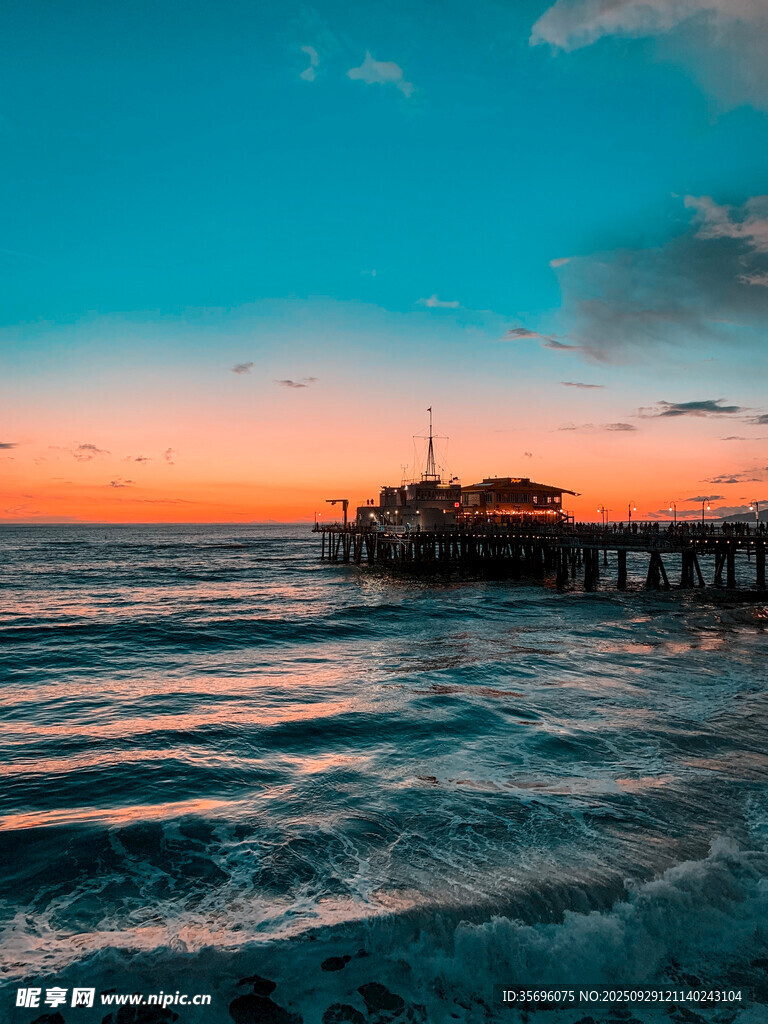 海边落日下的栈桥美景
