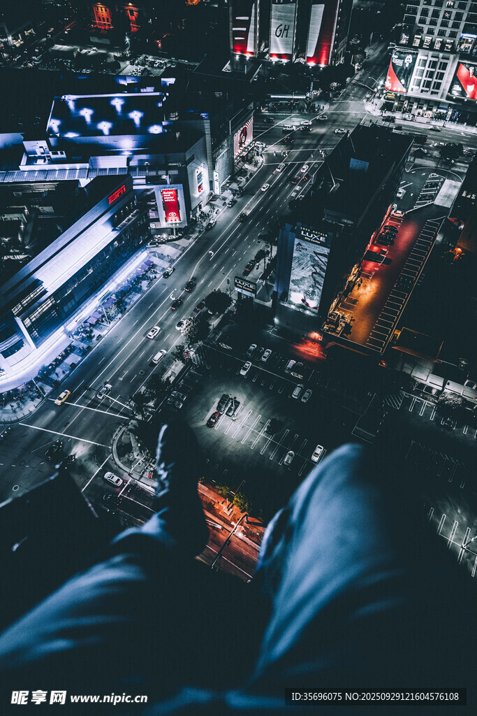 俯瞰繁华都市夜景