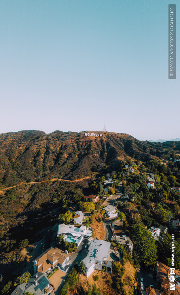 俯瞰山间建筑景观