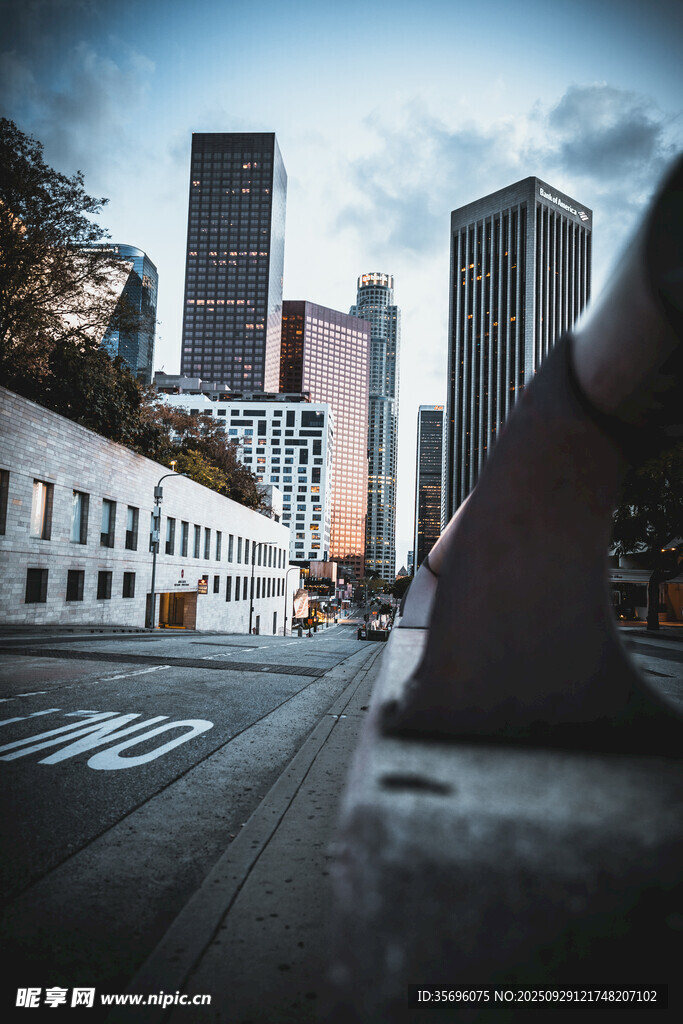 城市街道与高楼景观