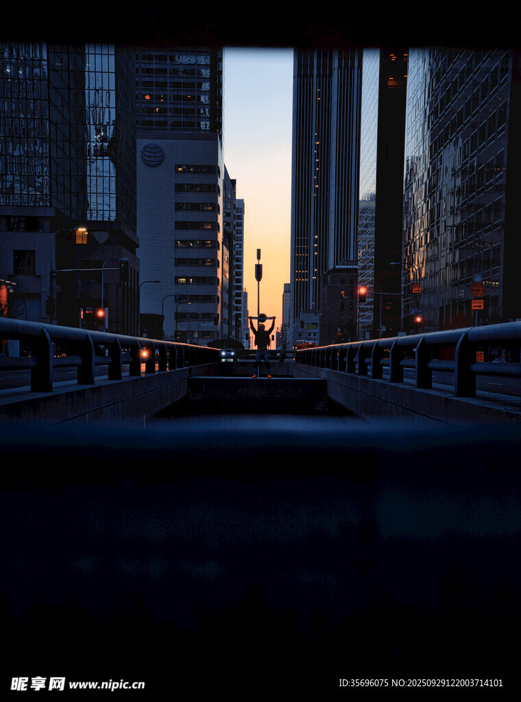 城市黄昏下的高楼景观