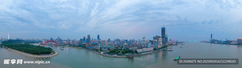 城市江畔壮丽天际线景观