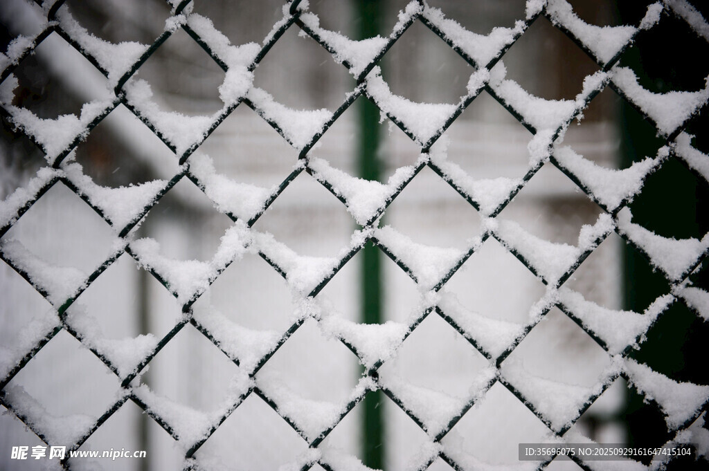 覆雪的金属网格围栏