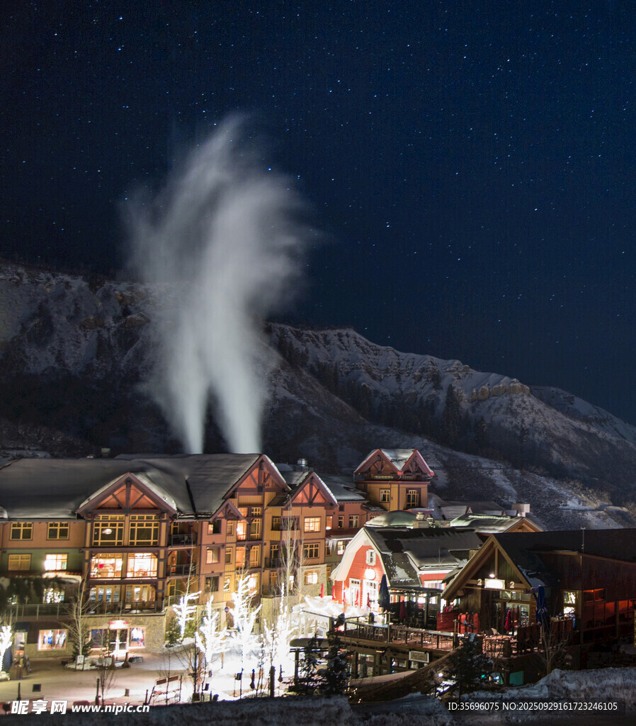 雪夜中的温馨山间小镇