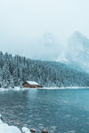 冬日雪覆湖畔小屋美景