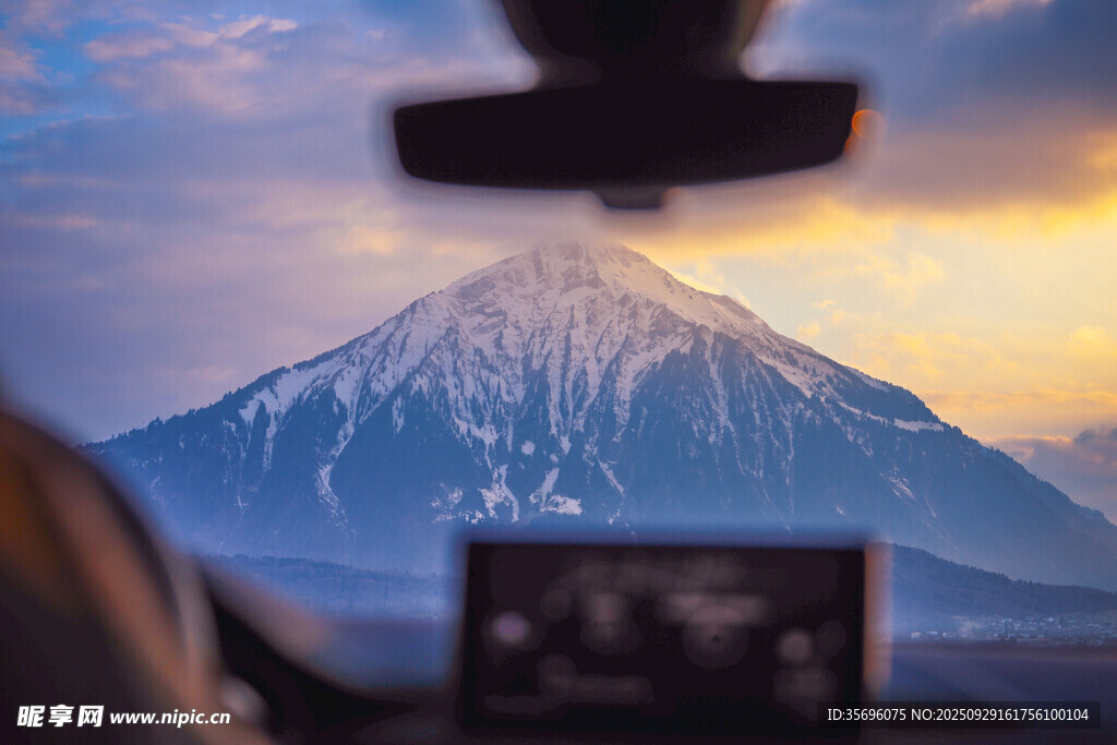 车内视角下的壮丽富士山