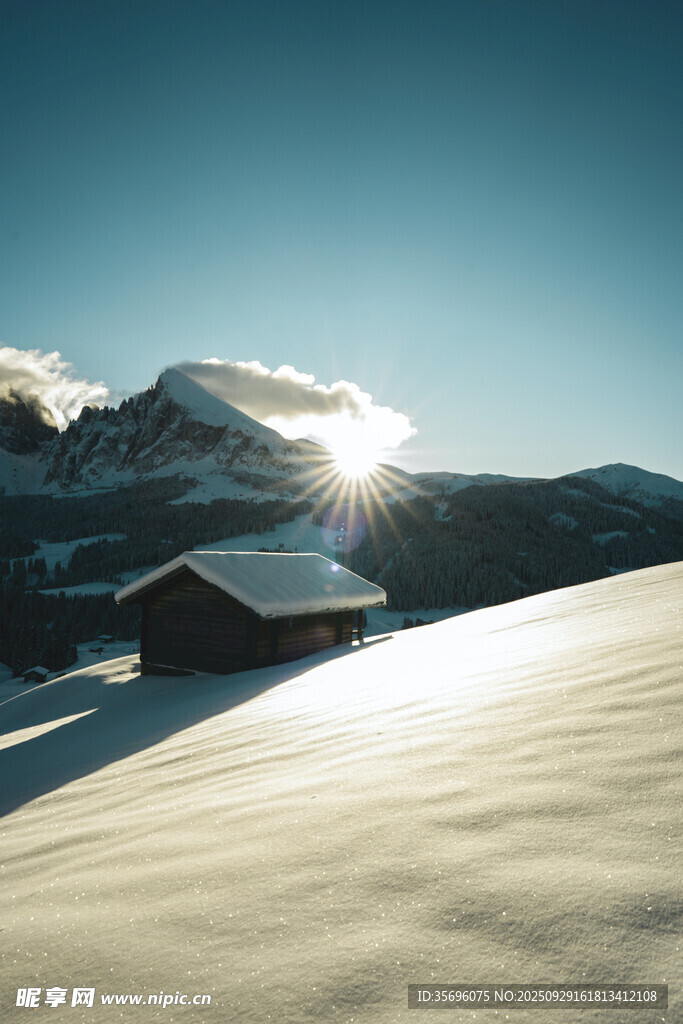 雪覆小屋与远山的冬日美景