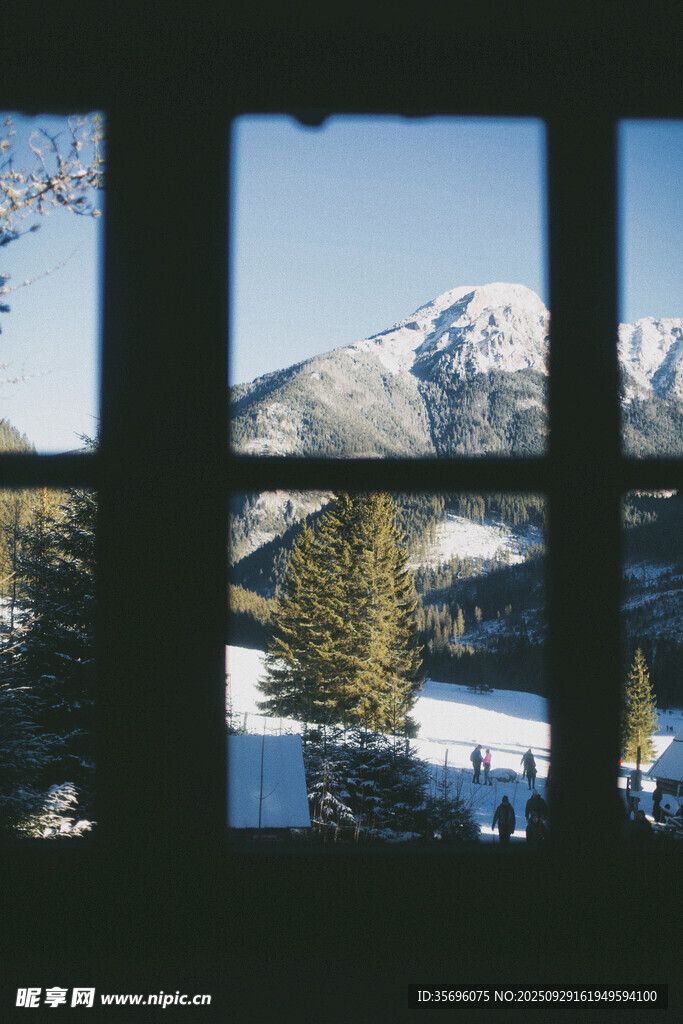 窗外雪山美景