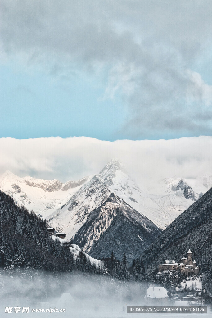 雪山云雾缭绕的壮美景观