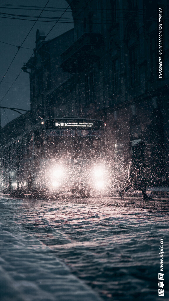 雨夜城市街道朦胧景象