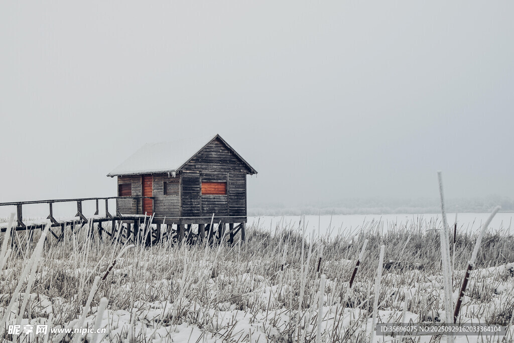 冬日雪覆小屋的静谧景象