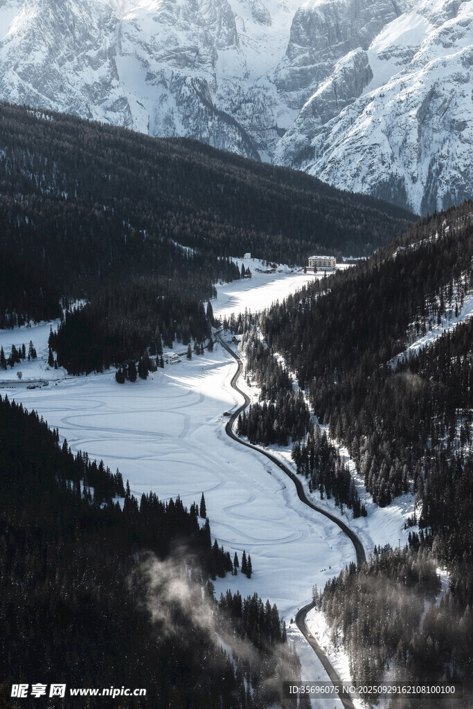 冬日雪山河谷壮丽景致