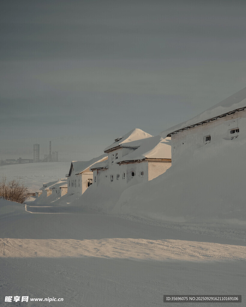 雪覆屋顶的冬日乡村景象