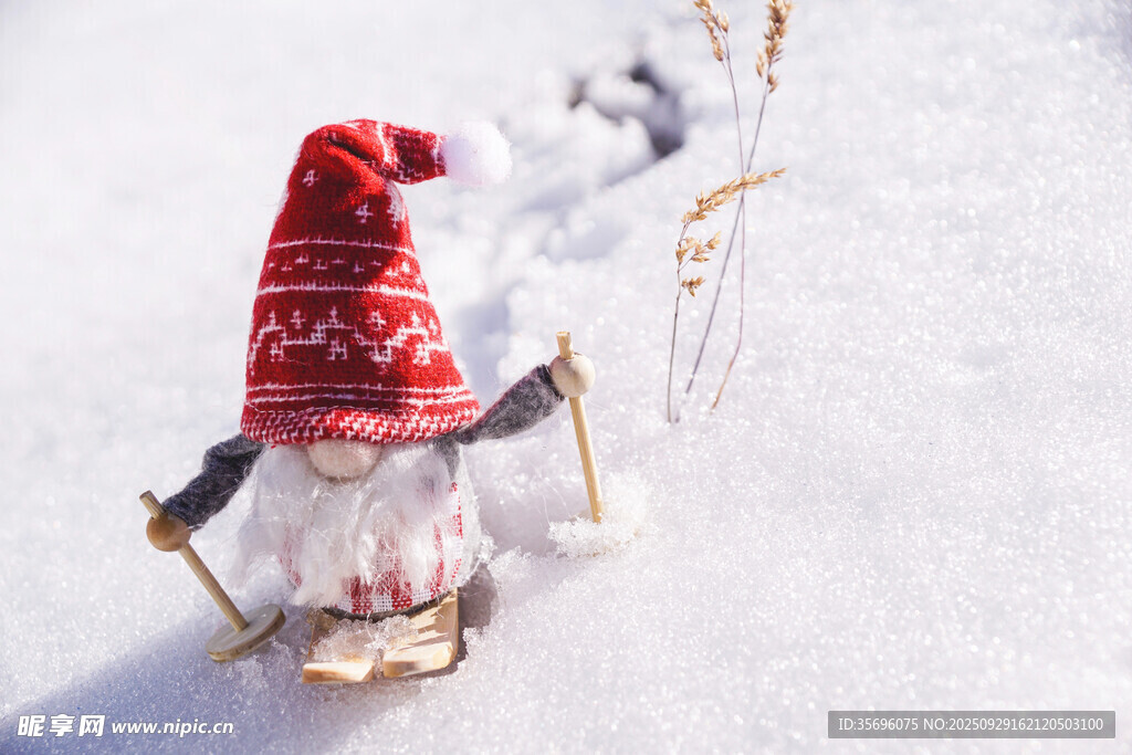 雪地中的可爱小矮人玩偶