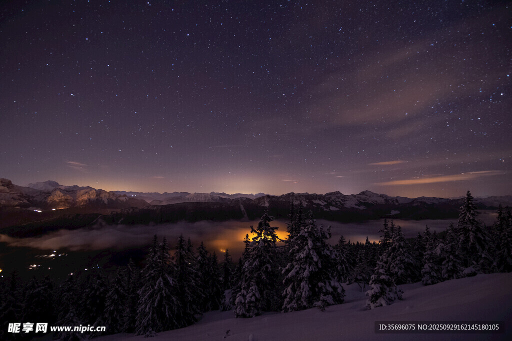 雪夜山间静谧美景