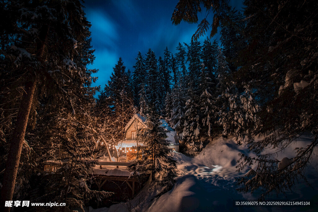 雪夜中的温馨林间小屋