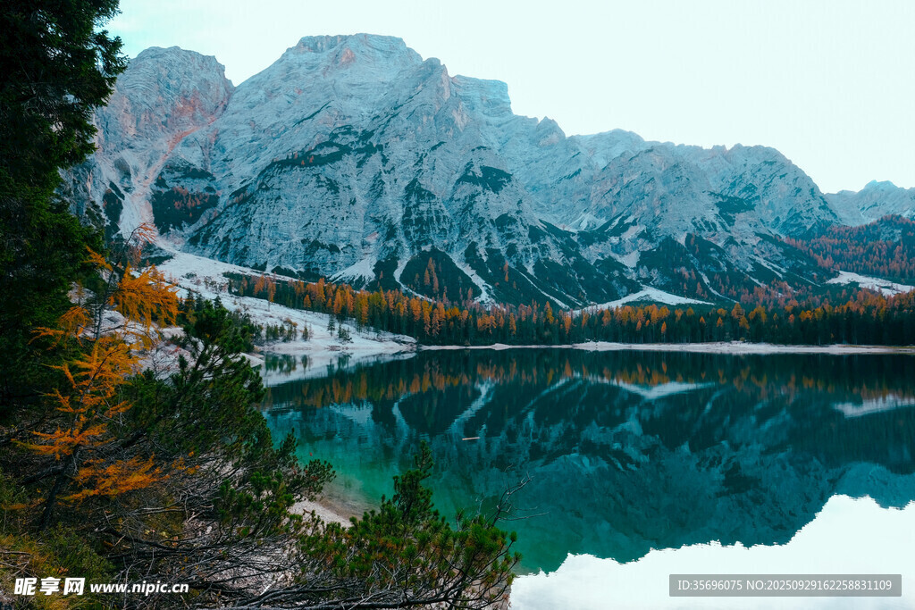 山间碧湖秋景