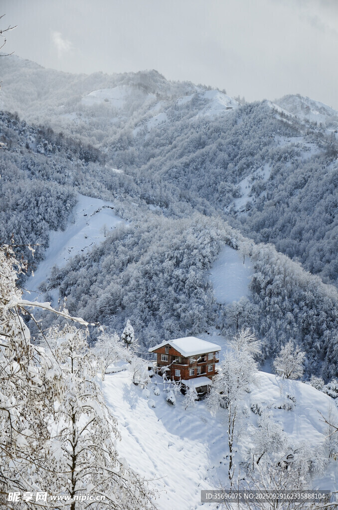 雪覆山峦中的温馨小屋
