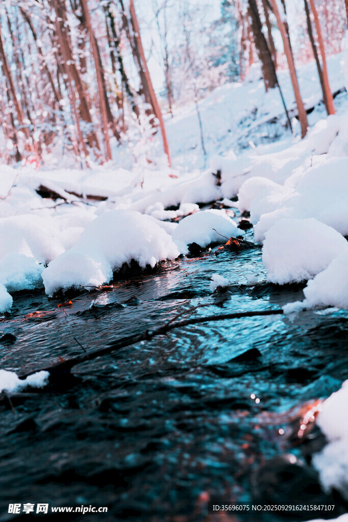 冬日溪流雪景图