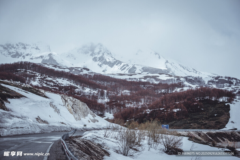 雪山下的蜿蜒公路