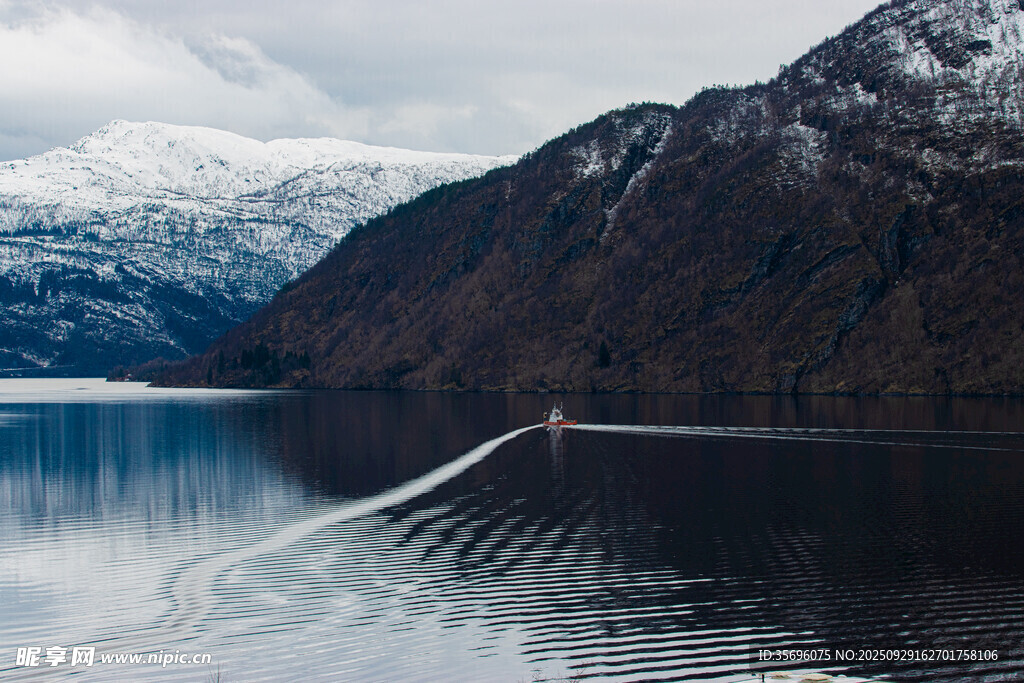 宁静山水间的壮美湖景