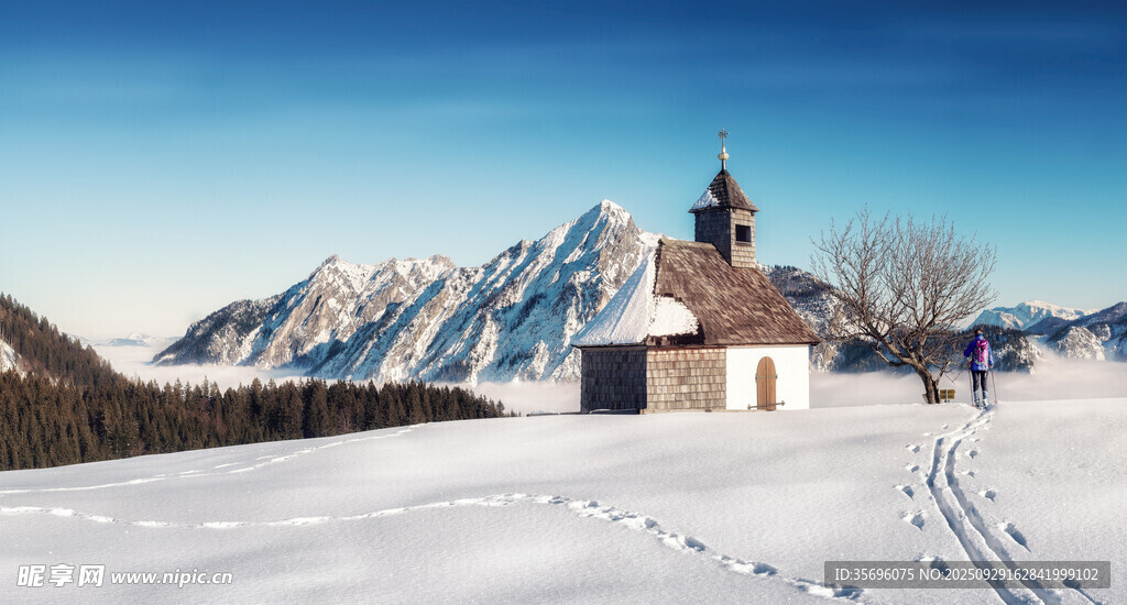 雪山旁的小屋雪景