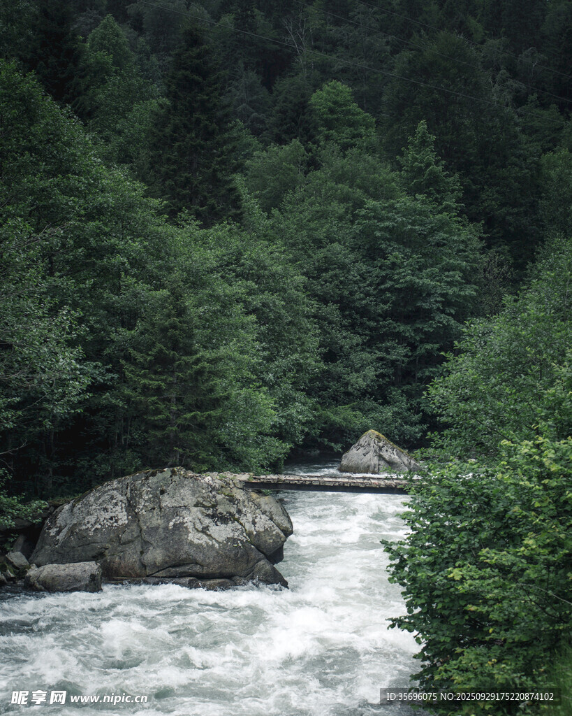 山间湍急溪流与巨石
