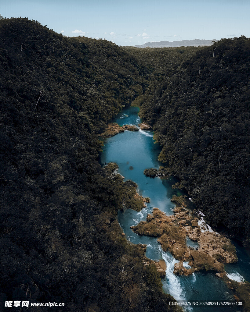 峡谷间的清澈河流美景