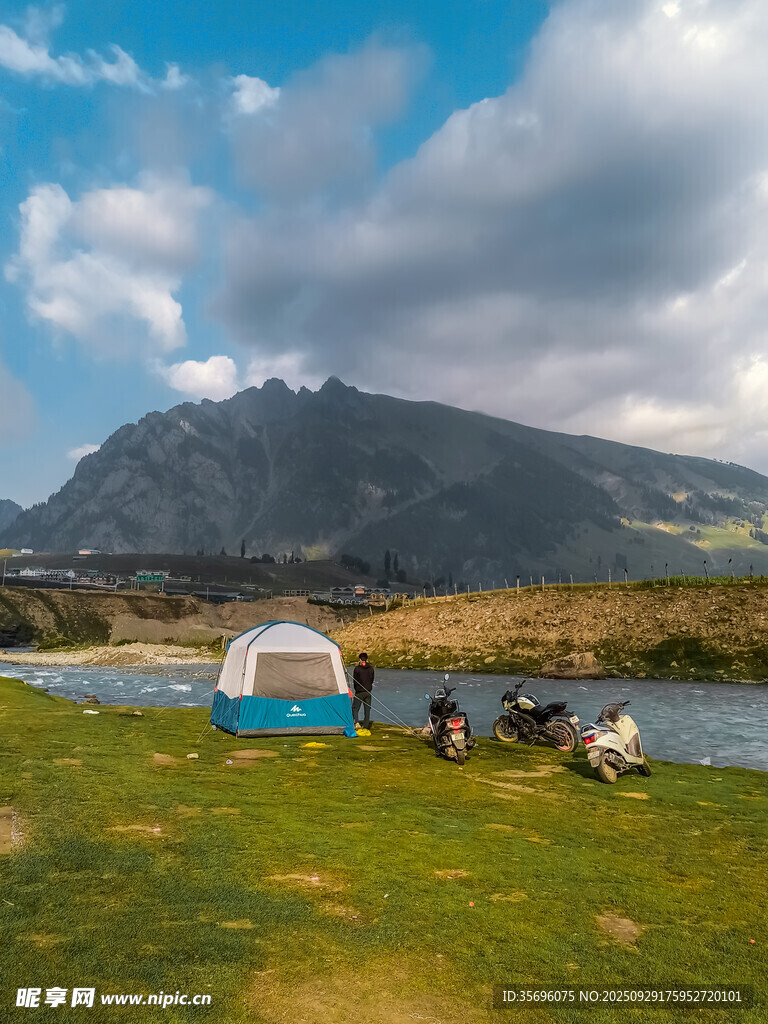 草原湖畔露营美景