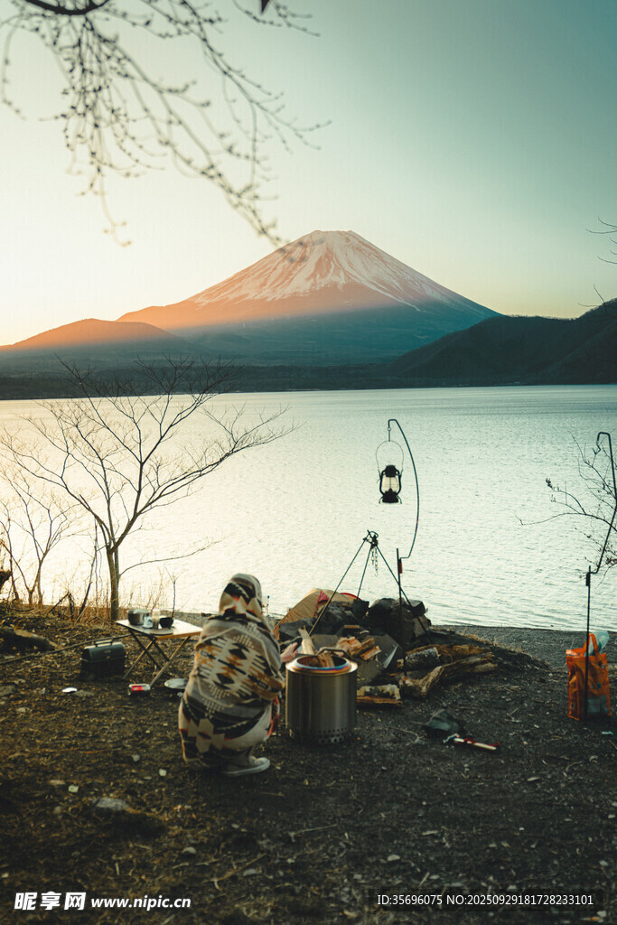 湖畔露营与远处富士山美景