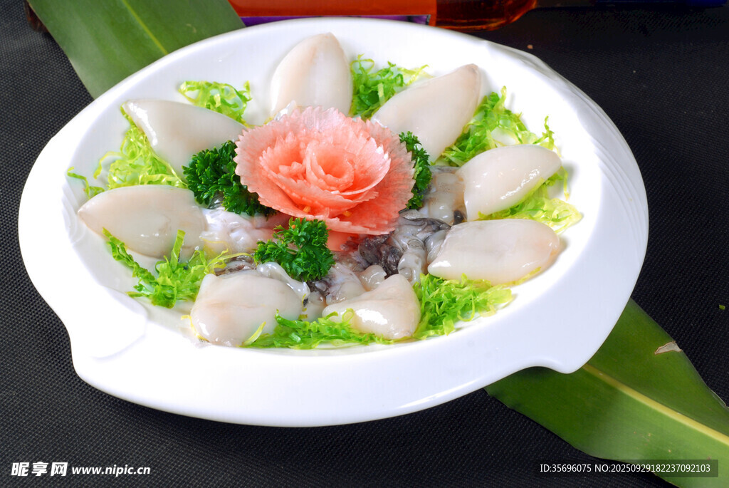 玫瑰摆盘的精致鱼肉菜品