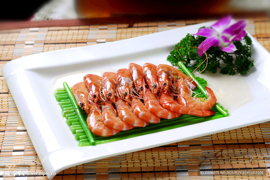 香煎虾摆放在翠绿蔬菜上