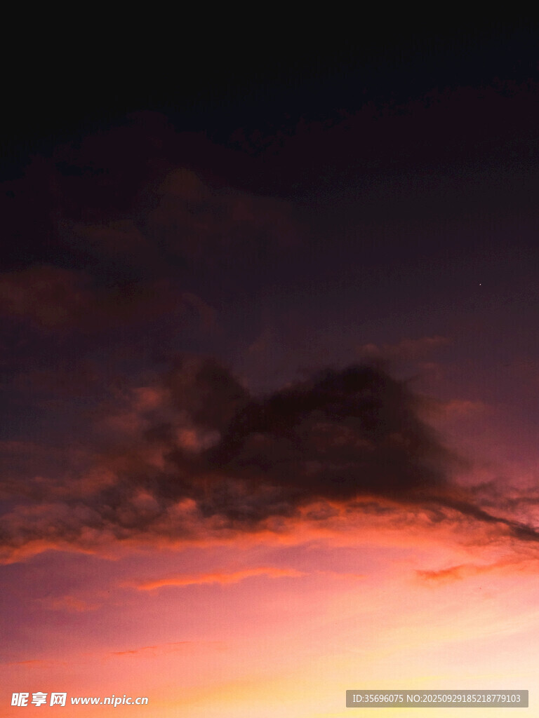 绚丽晚霞中的天空美景