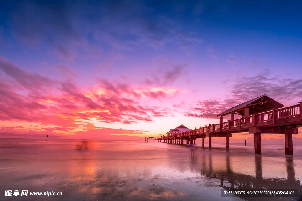 海边栈桥日落美景