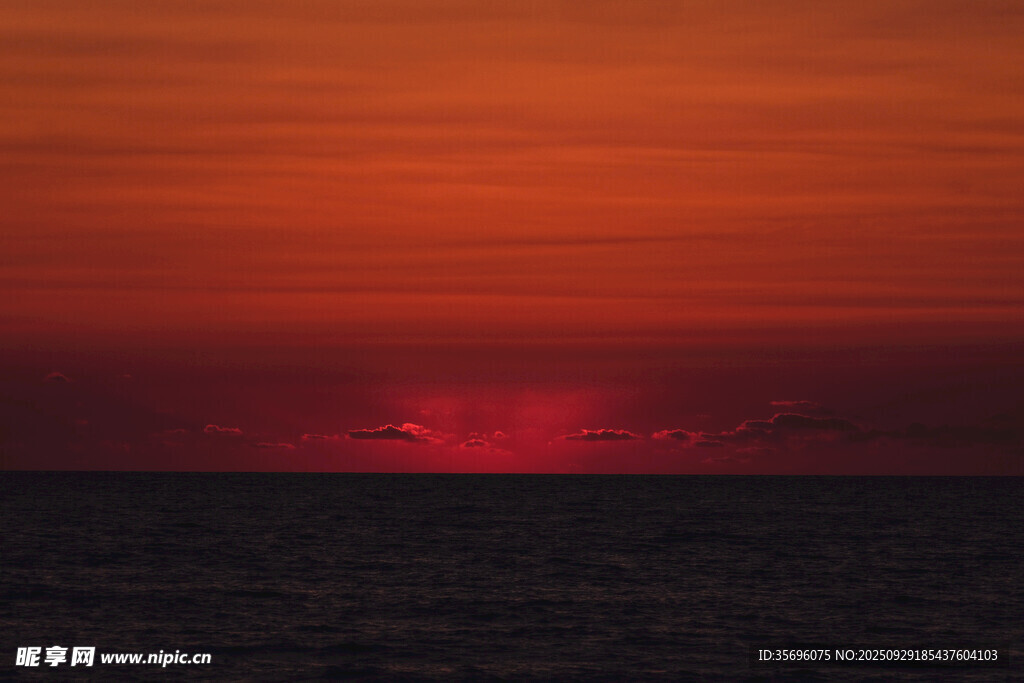 海上壮丽日落景观
