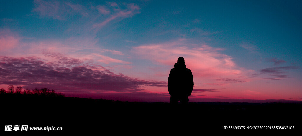 夕阳下的孤独身影