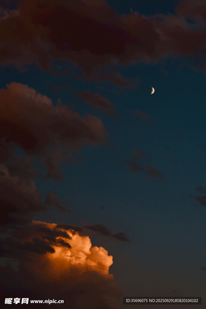 夜空下的绚丽云彩