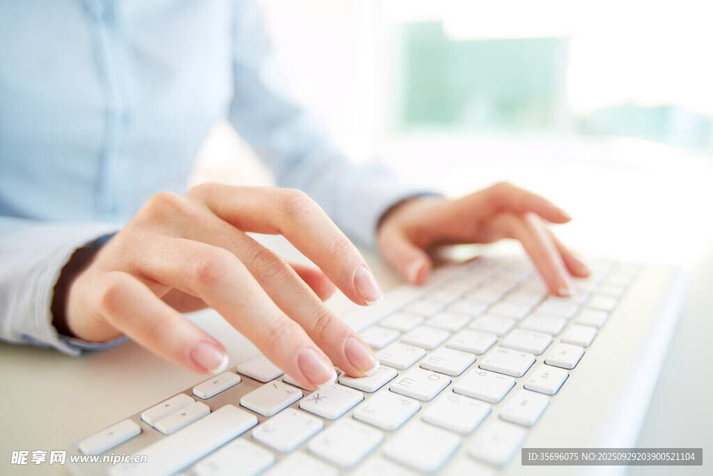 女性双手在键盘上打字
